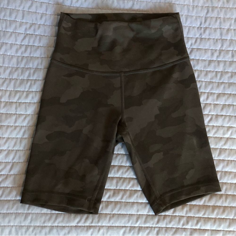 Black Camo Wunder Train High Rise Short 8”